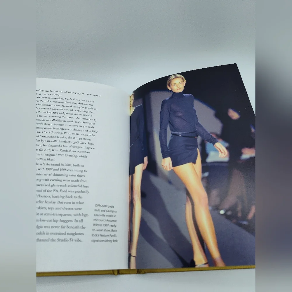 Little Book of Gucci by Karen Homer Fashion History Coffee Table Book NWT - Picture 2 of 2